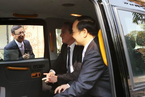 卡梅伦与李书福共同听取吉利控股集团副总裁、伦敦出租车公司董事长李东辉的汇报。 